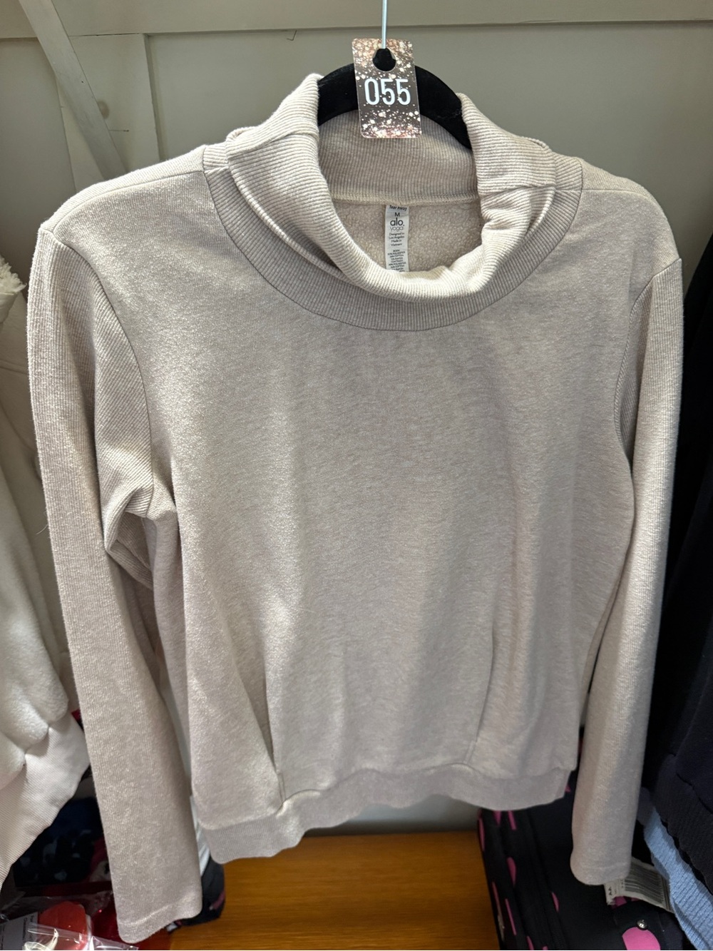 055 ALO Yoga Women's Light Cream Cowl Neck Pullover